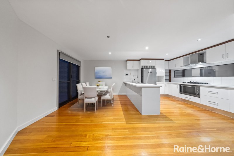 Photo - 8/5 Chelsworth Place, Caroline Springs VIC 3023 - Image 5