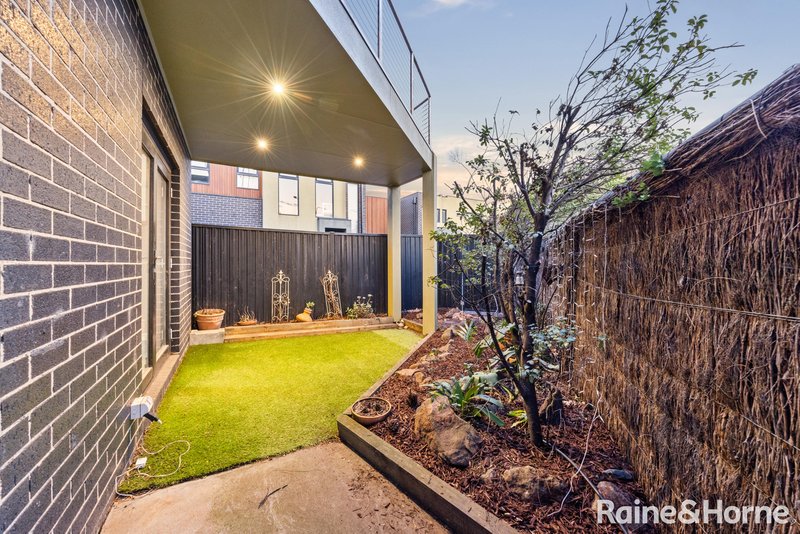 Photo - 8/5 Chelsworth Place, Caroline Springs VIC 3023 - Image 12