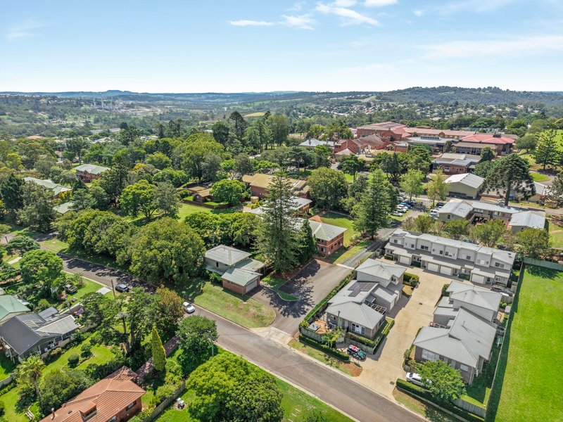 Photo - 8/5 Messines Street, Harlaxton QLD 4350 - Image 3