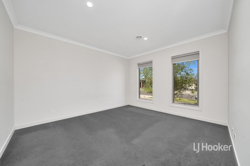 Photo - 85 Middleton Drive, Point Cook VIC 3030 - Image 4