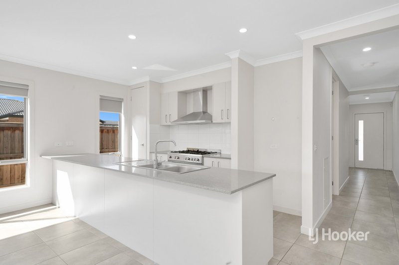 Photo - 85 Middleton Drive, Point Cook VIC 3030 - Image 6