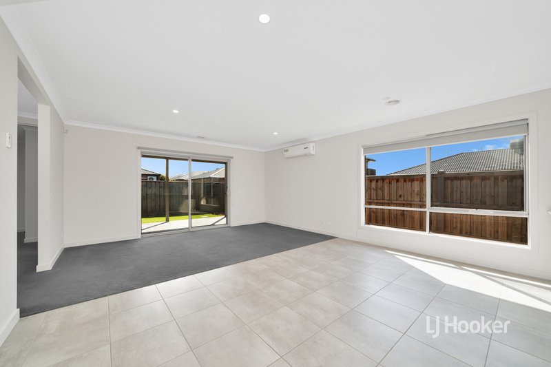 Photo - 85 Middleton Drive, Point Cook VIC 3030 - Image 10