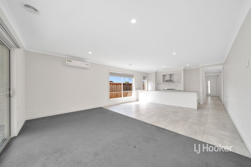 Photo - 85 Middleton Drive, Point Cook VIC 3030 - Image 11