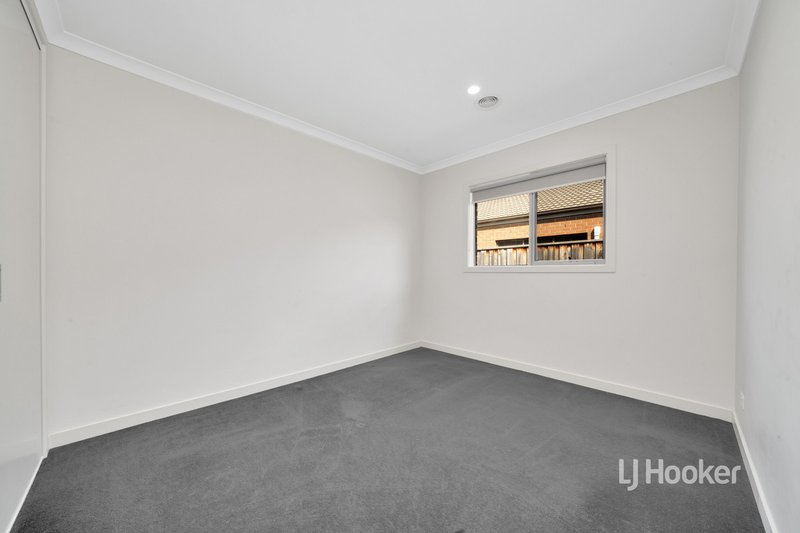 Photo - 85 Middleton Drive, Point Cook VIC 3030 - Image 13