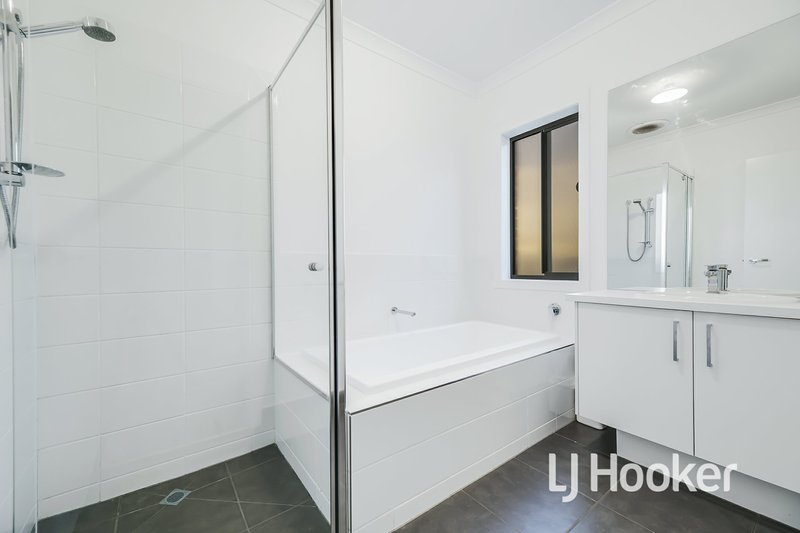 Photo - 85 Moxham Drive, Clyde North VIC 3978 - Image 8