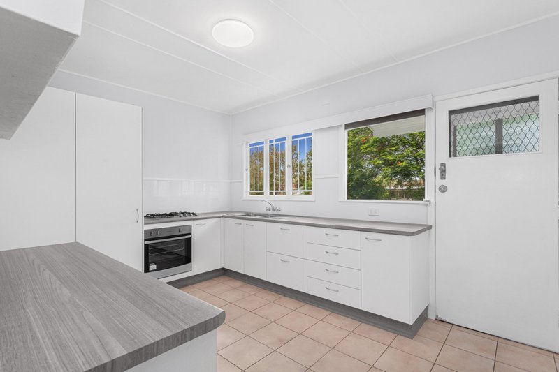 Photo - 853 Cavendish Road, Holland Park QLD 4121 - Image 2