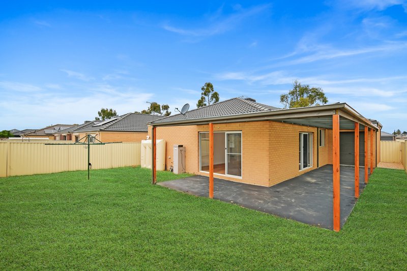 Photo - 86 Bluehills Boulevard, Pakenham VIC 3810 - Image 12