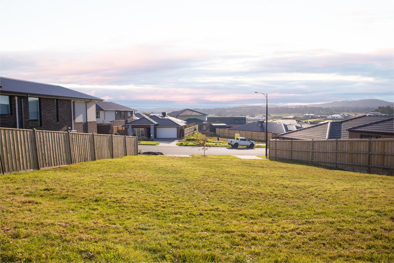 Photo - 86 Grandvue Boulevard, Pakenham VIC 3810 - Image 2