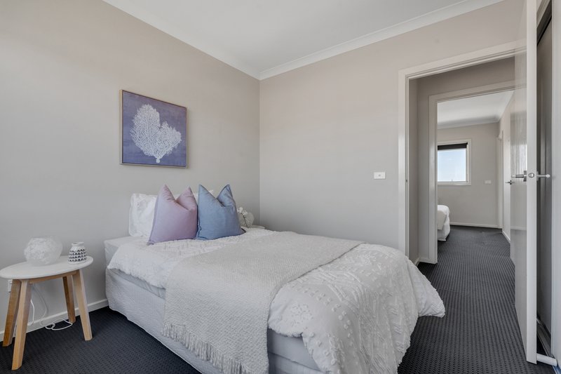 Photo - 8/64 Escapade Boulevard, Craigieburn VIC 3064 - Image 15