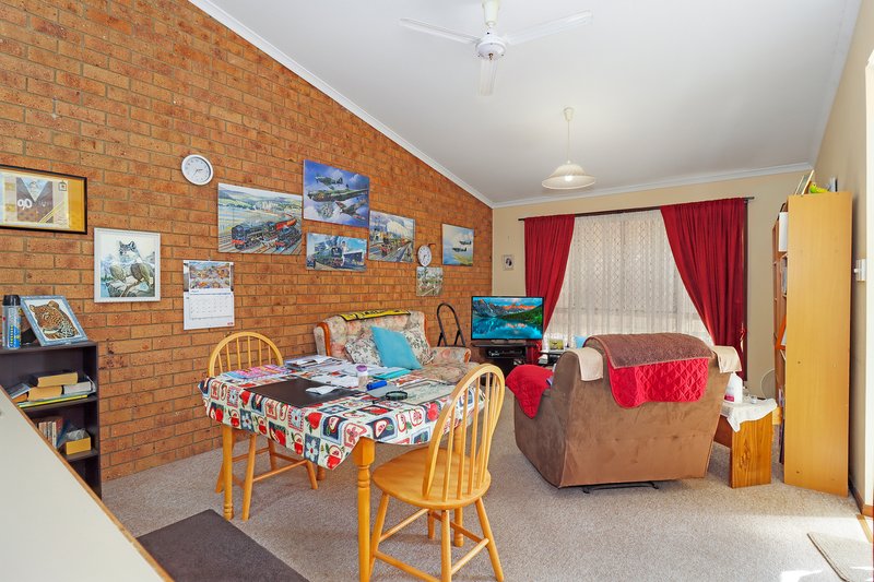 Photo - 8/7-9 Cypress Street, Torquay QLD 4655 - Image 4