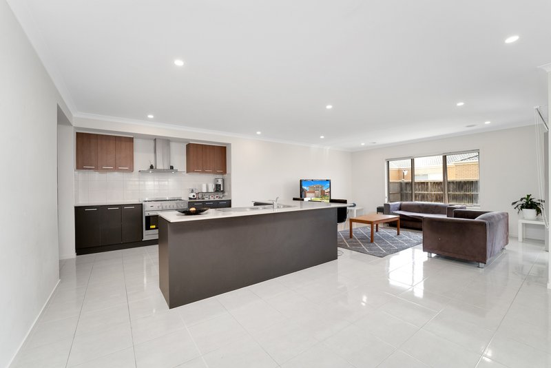 Photo - 87 Baycrest Drive, Point Cook VIC 3030 - Image 5