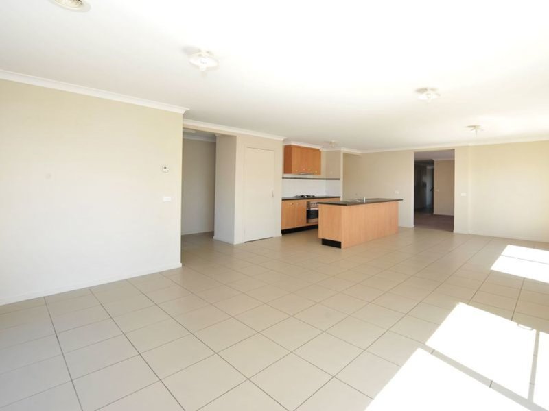 Photo - 87 Sandalwood Drive, Pakenham VIC 3810 - Image 2