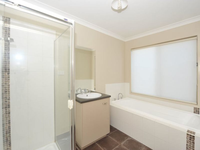 Photo - 87 Sandalwood Drive, Pakenham VIC 3810 - Image 4