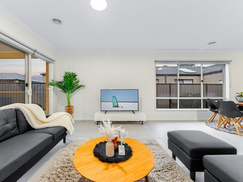 Photo - 87 Selandra Boulevard, Clyde North VIC 3978 - Image 9