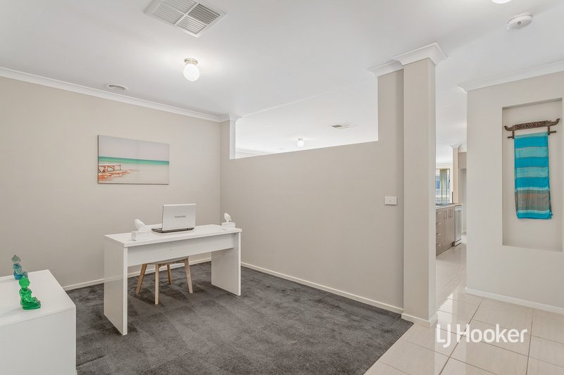 Photo - 87 Tristania Drive, Point Cook VIC 3030 - Image 4