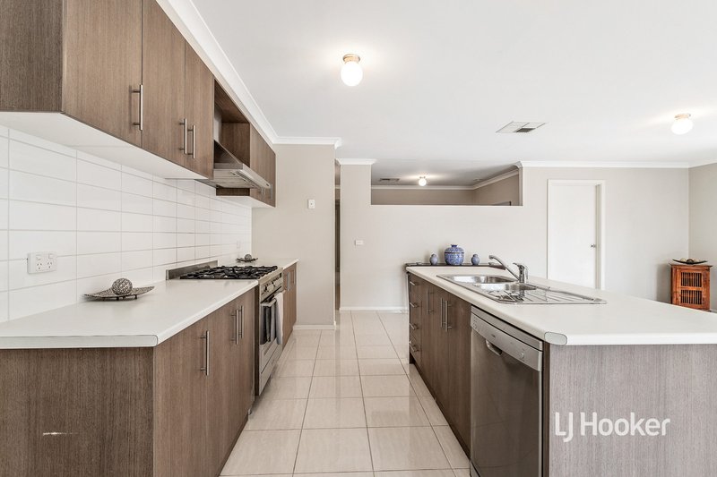 Photo - 87 Tristania Drive, Point Cook VIC 3030 - Image 6