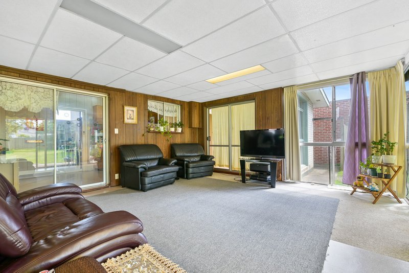 Photo - 87 Winmalee Drive, Glen Waverley VIC 3150 - Image 2