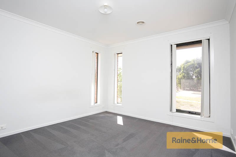 Photo - 88 Fantail Way, Brookfield VIC 3338 - Image 7