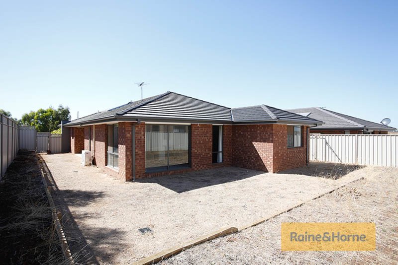 Photo - 88 Fantail Way, Brookfield VIC 3338 - Image 9