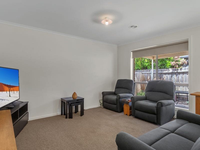 Photo - 8/8 Silverdale Drive, Bacchus Marsh VIC 3340 - Image 2