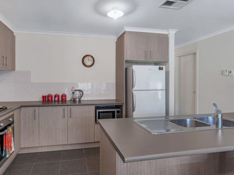 Photo - 8/8 Silverdale Drive, Bacchus Marsh VIC 3340 - Image 4