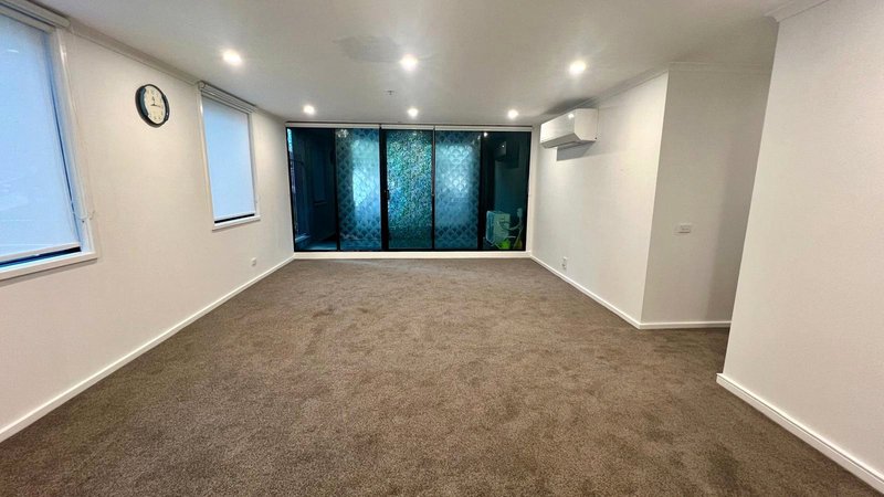 Photo - 8/88 Southbank Boulevard, Southbank VIC 3006 - Image 2