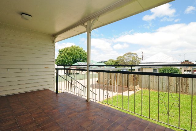 Photo - 8a Kenilworth Street, North Toowoomba QLD 4350 - Image 2