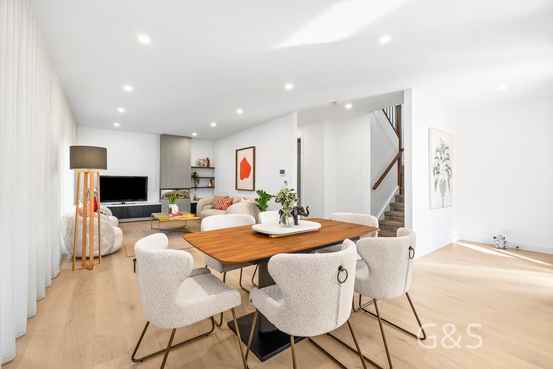 Photo - 8A Malcolm Court, Mount Waverley VIC 3149 - Image 2