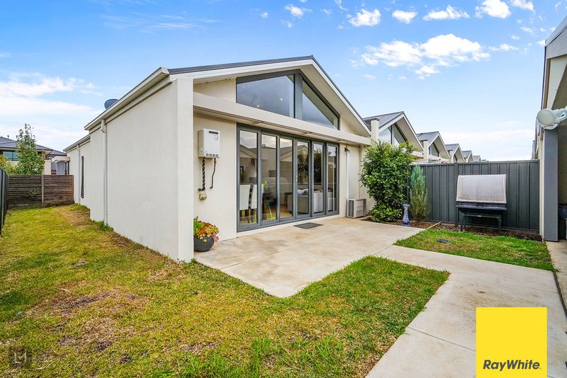 Photo - 8a Miniata Way, Manor Lakes VIC 3024 - Image 13