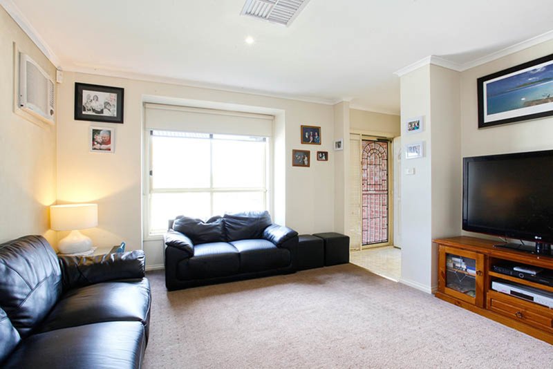 Photo - 9 Armstrong Court, Roxburgh Park VIC 3064 - Image 2