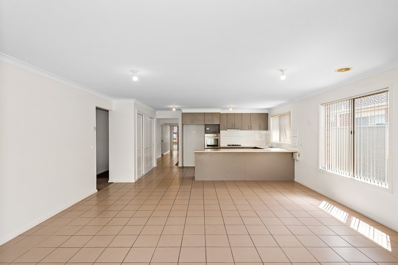 Photo - 9 Avalon Crescent, Cranbourne East VIC 3977 - Image 2