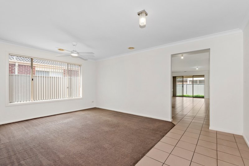 Photo - 9 Avalon Crescent, Cranbourne East VIC 3977 - Image 3