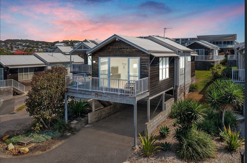 Photo - 9 Beachside Drive, Caves Beach NSW 2281 - Image 1