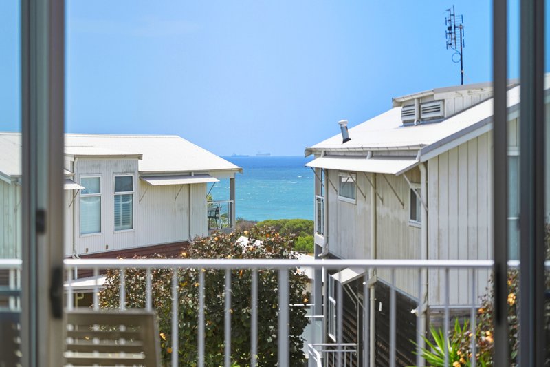 Photo - 9 Beachside Drive, Caves Beach NSW 2281 - Image 2