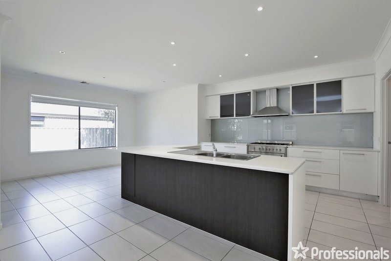 Photo - 9 Beauchamp Way, Cranbourne East VIC 3977 - Image 2