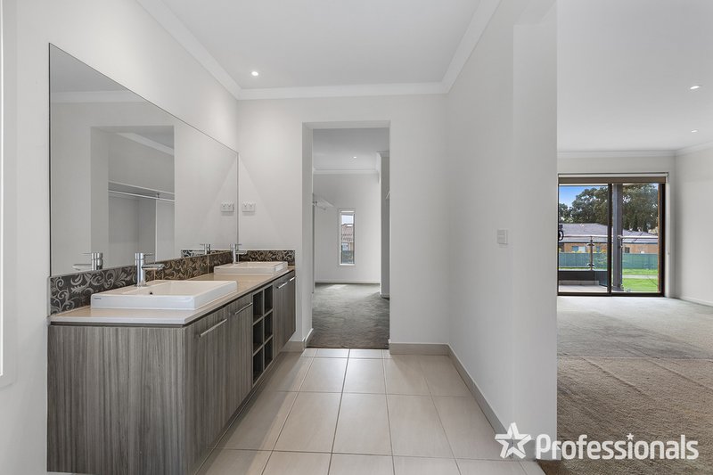 Photo - 9 Beauchamp Way, Cranbourne East VIC 3977 - Image 5