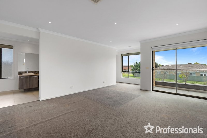 Photo - 9 Beauchamp Way, Cranbourne East VIC 3977 - Image 6