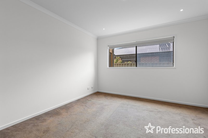 Photo - 9 Beauchamp Way, Cranbourne East VIC 3977 - Image 7