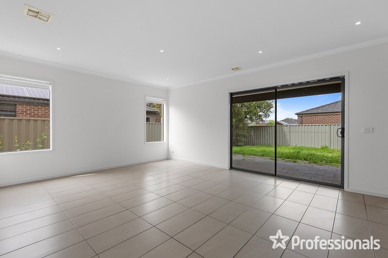 Photo - 9 Beauchamp Way, Cranbourne East VIC 3977 - Image 10