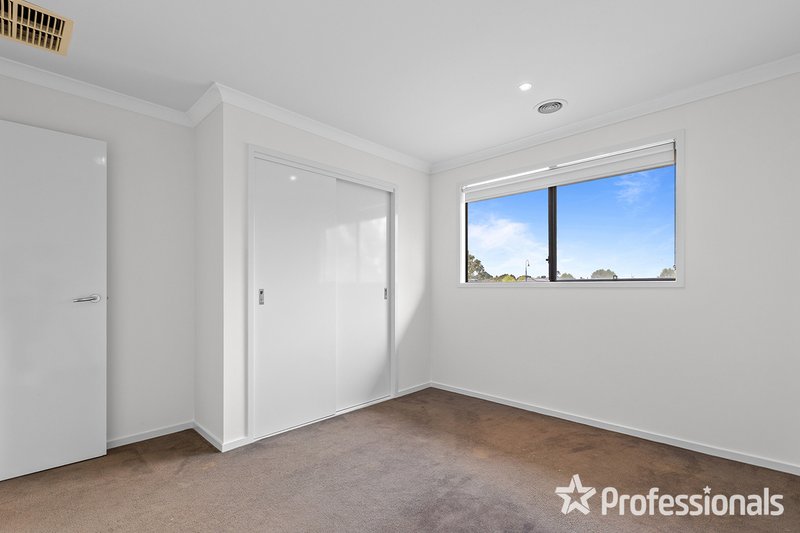 Photo - 9 Beauchamp Way, Cranbourne East VIC 3977 - Image 11