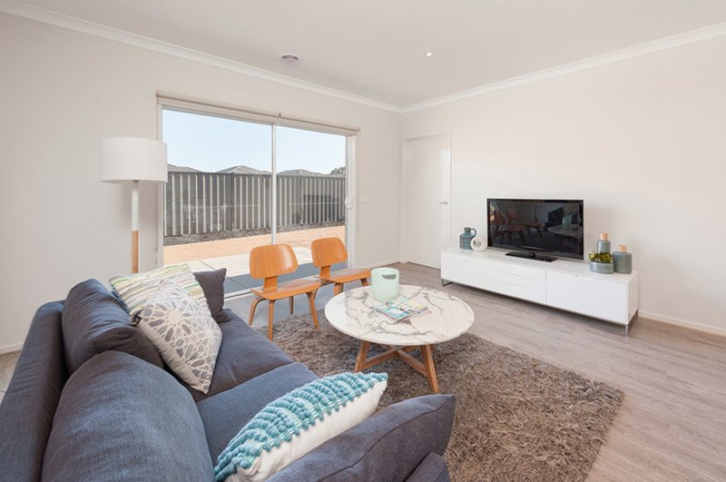 Photo - 9 Bluebell Drive, Craigieburn VIC 3064 - Image 4