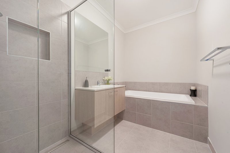 Photo - 9 Bluebell Drive, Craigieburn VIC 3064 - Image 11