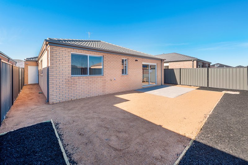 Photo - 9 Bluebell Drive, Craigieburn VIC 3064 - Image 13