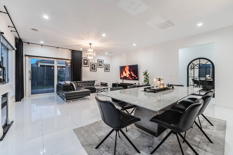 Photo - 9 Boardwalk Rise, Craigieburn VIC 3064 - Image 11