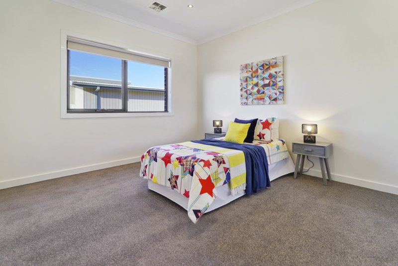 Photo - 9 Braeside Walk, Caroline Springs VIC 3023 - Image 12