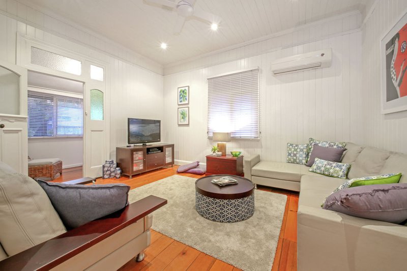 Photo - 9 Brisbane Street, Sandgate QLD 4017 - Image 2