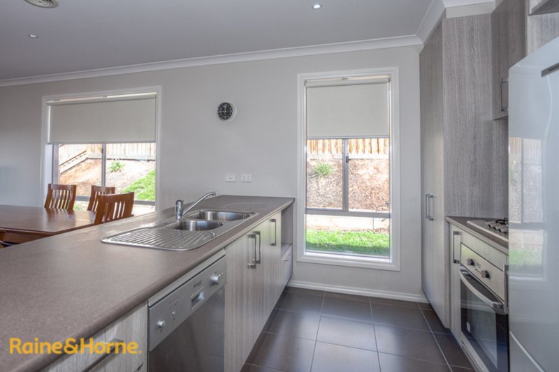 Photo - 9 Broomfield Avenue, Sunbury VIC 3429 - Image 5