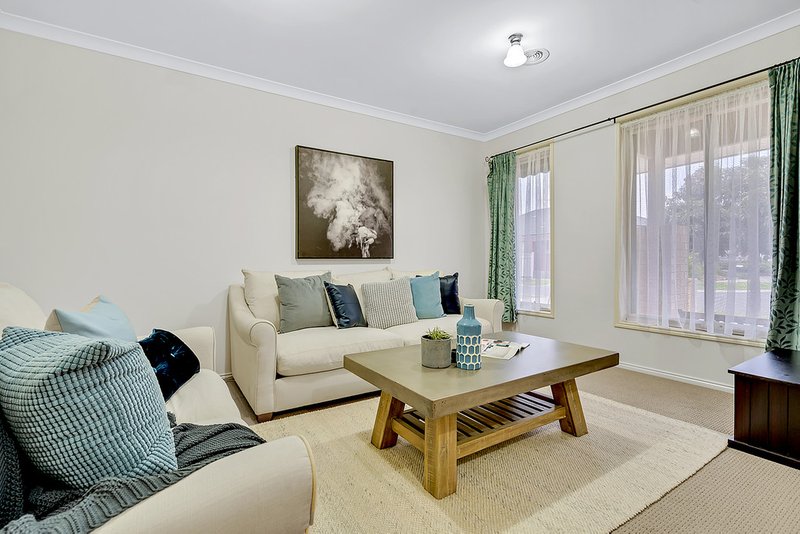 Photo - 9 Burrora Way, Craigieburn VIC 3064 - Image 3