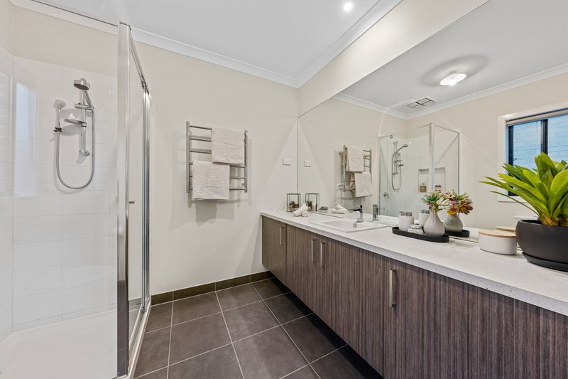 Photo - 9 Carlyle Crescent, Clyde North VIC 3978 - Image 4