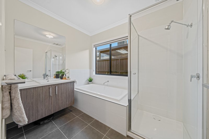 Photo - 9 Carlyle Crescent, Clyde North VIC 3978 - Image 16